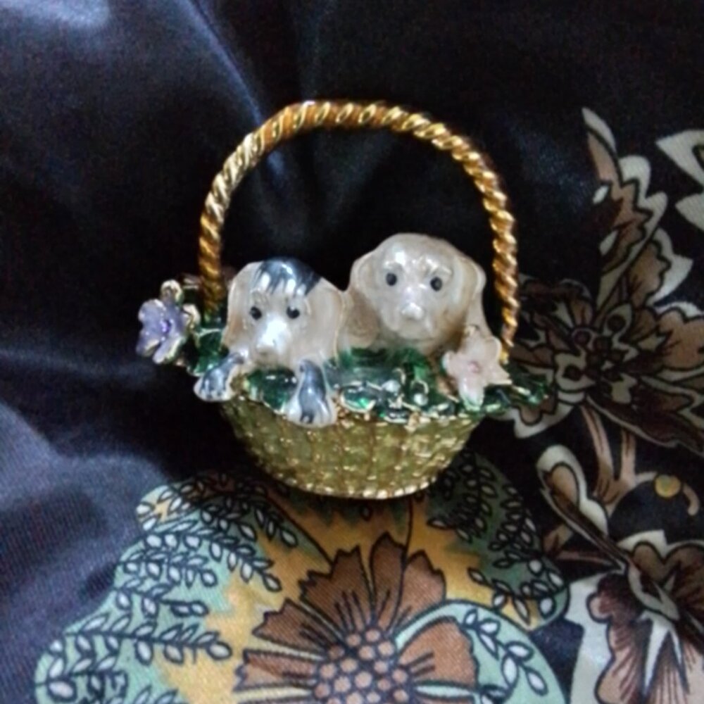 Dogs in basket trinket